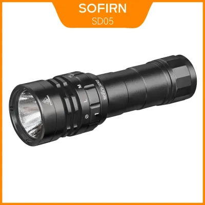 白色背景上的黑色 Sofirn SD05 潜水手电