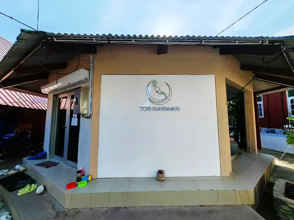 TDB SunBeach 入口，瓷砖门框上方挂着潜店招牌